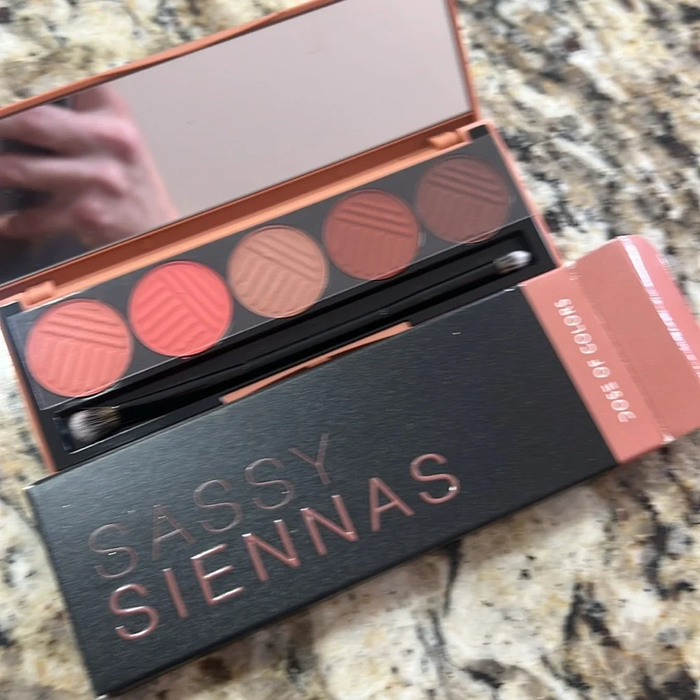 🌙♣️Sassy Siennas Dose Of Color Eyeshadow Palette